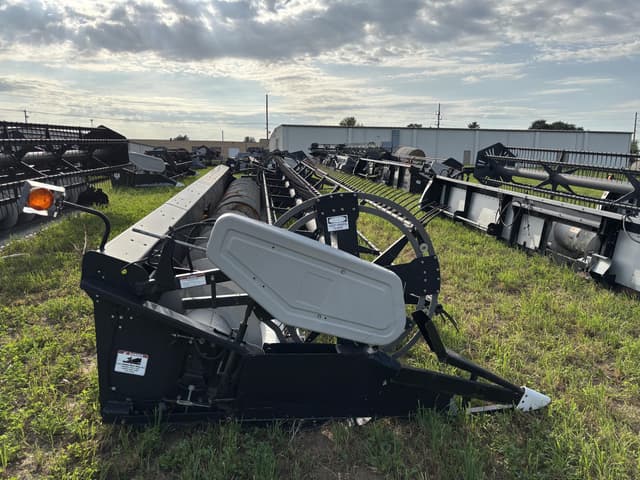 Image of Gleaner 800 equipment image 3