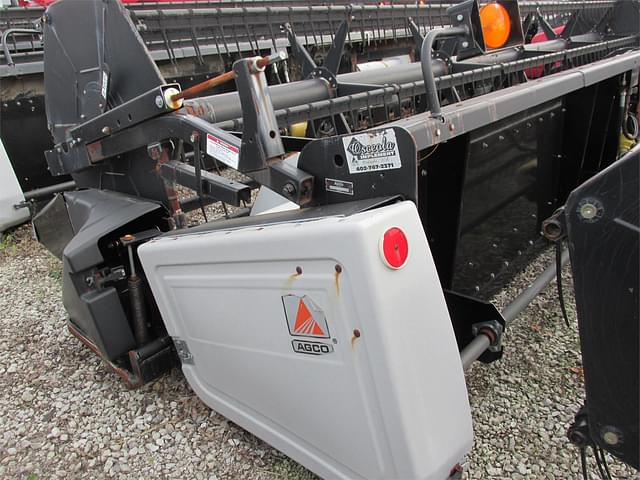 Image of Gleaner 825 equipment image 2