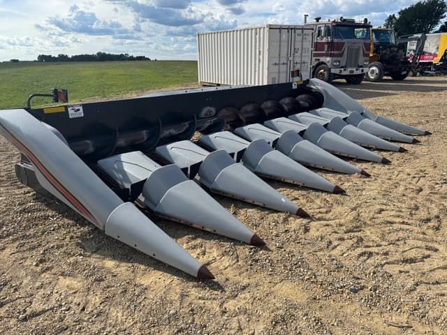 Image of Gleaner 830 equipment image 3