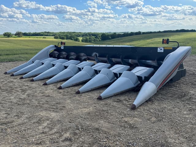 Image of Gleaner 830 equipment image 1