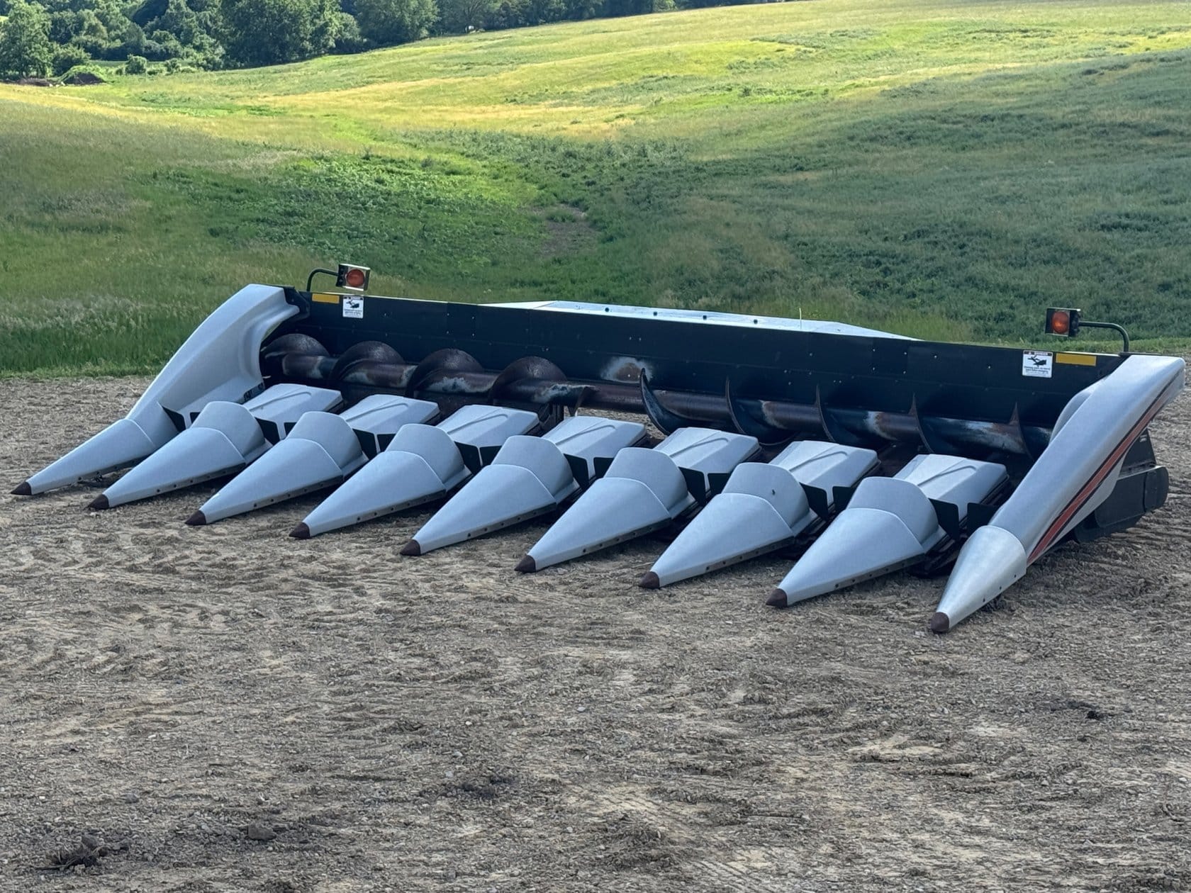 2000 Gleaner 830 Equipment Image0
