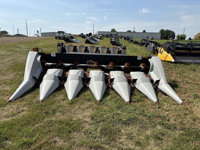 Image of Gleaner Hugger 630 equipment image 1