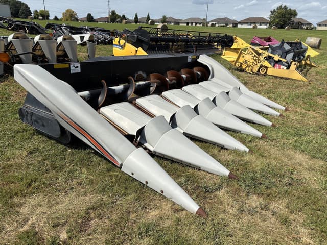 Image of Gleaner Hugger 630 equipment image 2