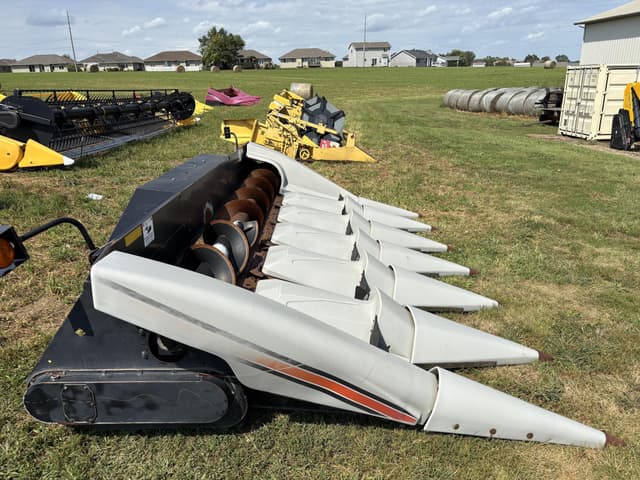 Image of Gleaner Hugger 630 equipment image 3