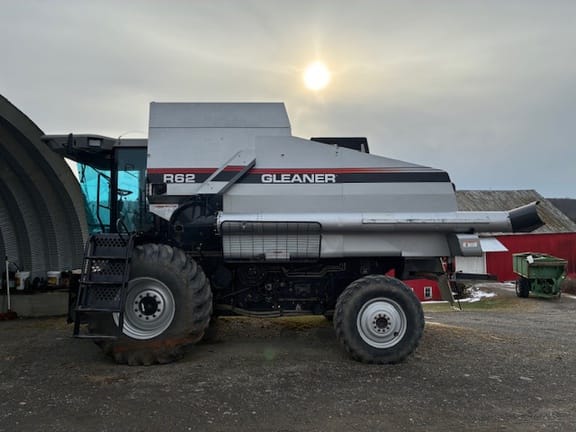 2000 Gleaner R62 Equipment Image0