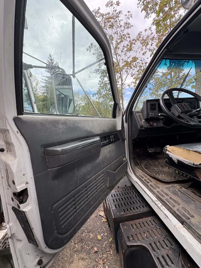 Image of GMC C7500 equipment image 3