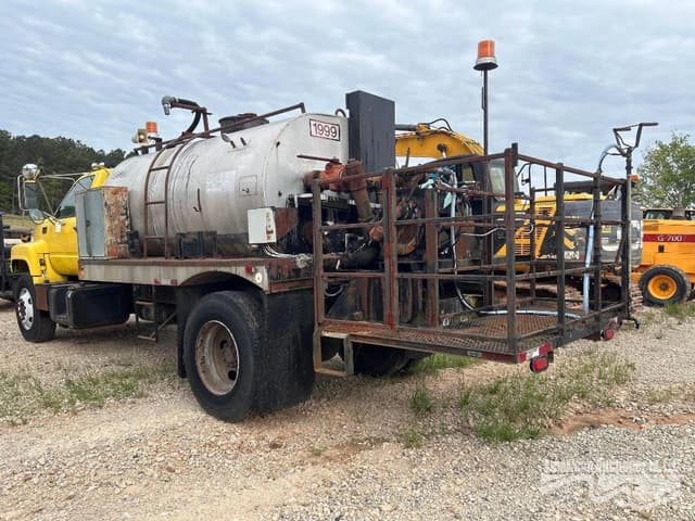 Image of GMC C7500 equipment image 4