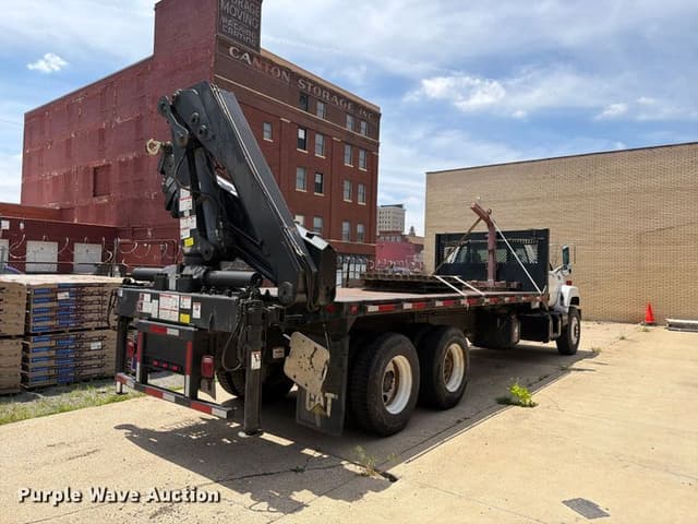 Image of GMC C8500 equipment image 3