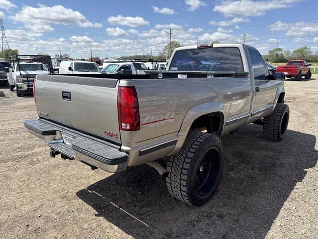 Image of GMC K2500 equipment image 3