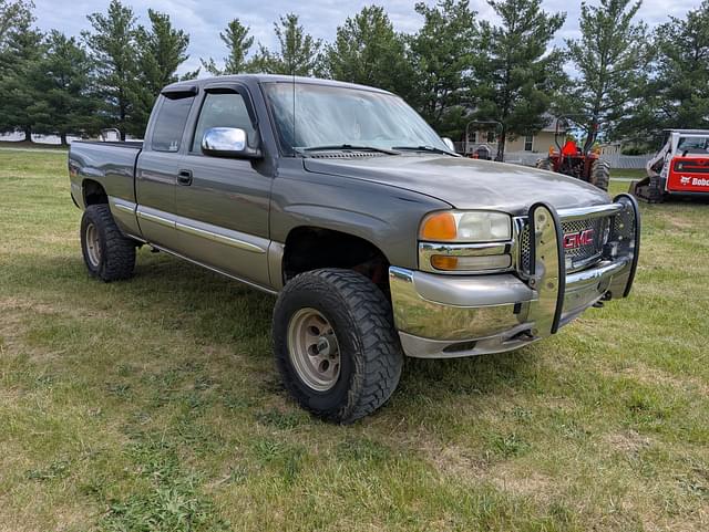 Image of GMC Sierra 1500 equipment image 2
