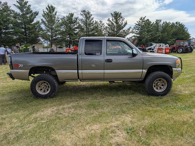 Image of GMC Sierra 1500 equipment image 3