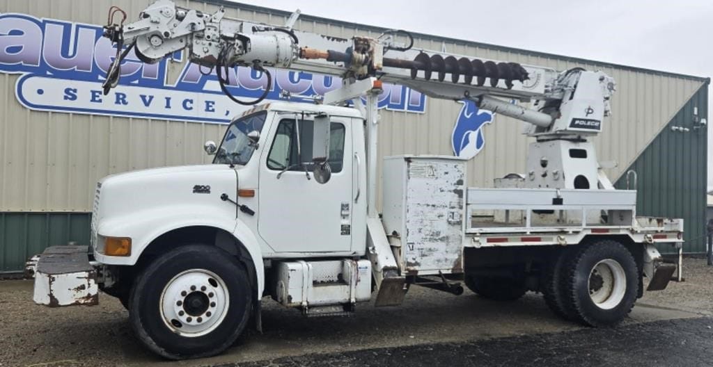 2000 International 4900 Equipment Image0