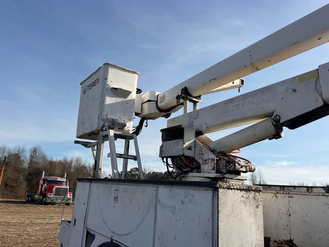 Image of International 4700 equipment image 4