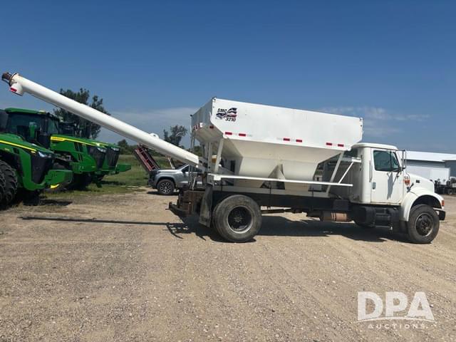 Image of International 4900 equipment image 4