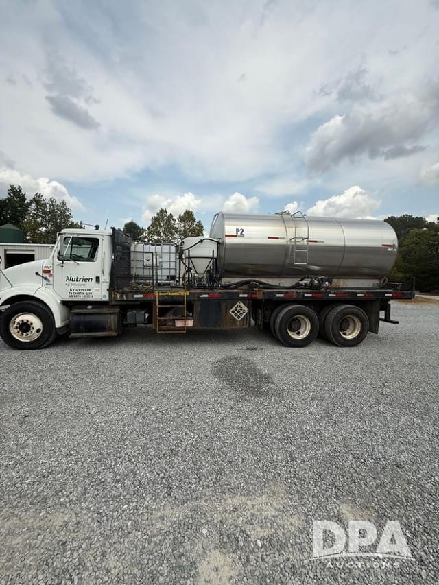Image of International 8100 equipment image 2