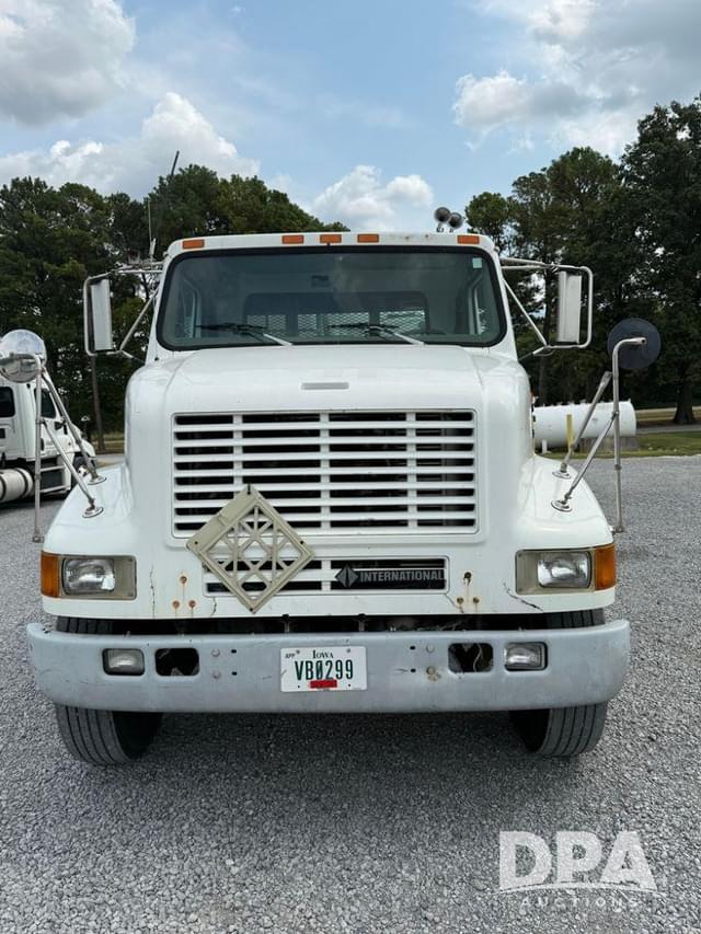 Image of International 8100 equipment image 1
