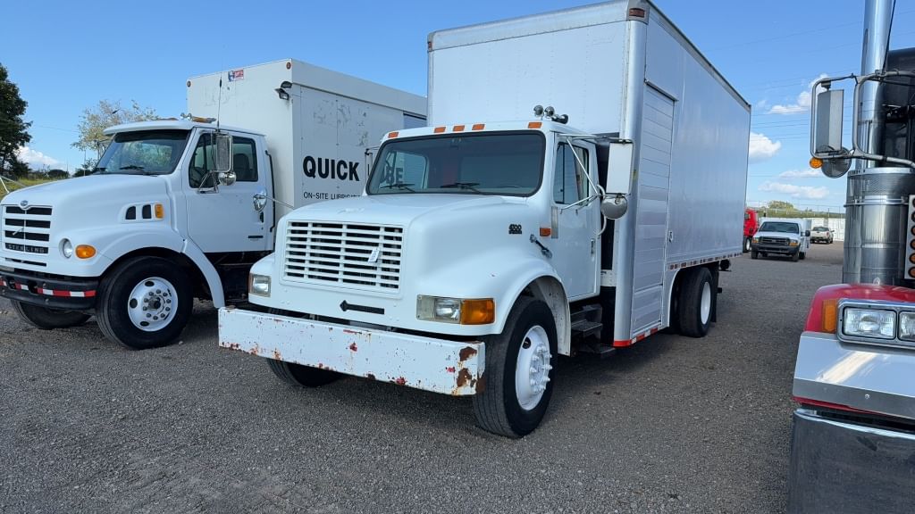 2000 International 4700 Equipment Image0