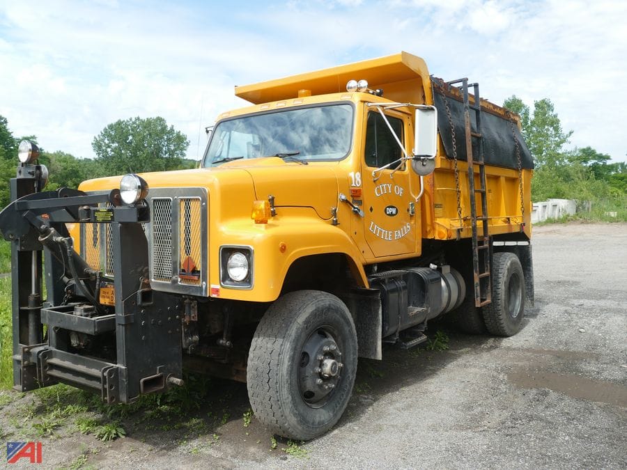 2000 International 2574 Equipment Image0
