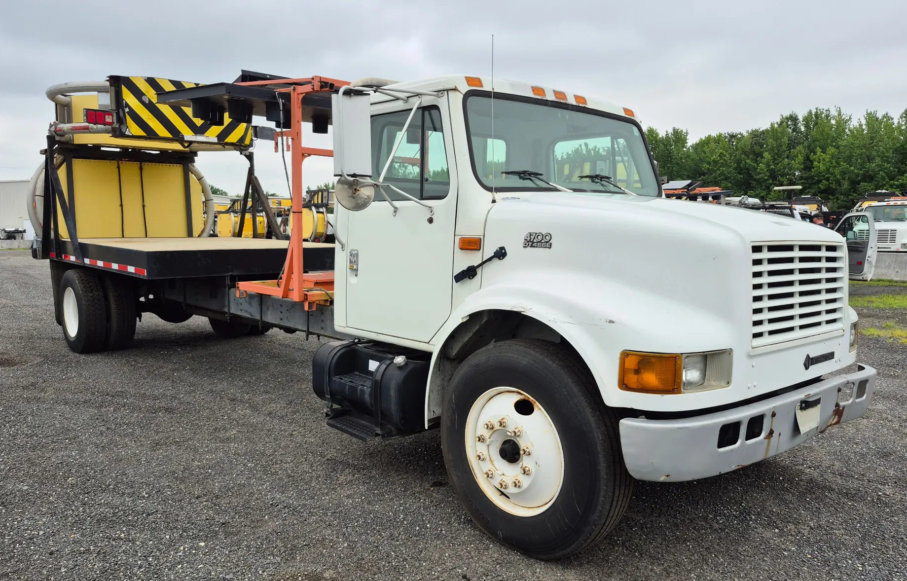 2000 International 4600 Equipment Image0