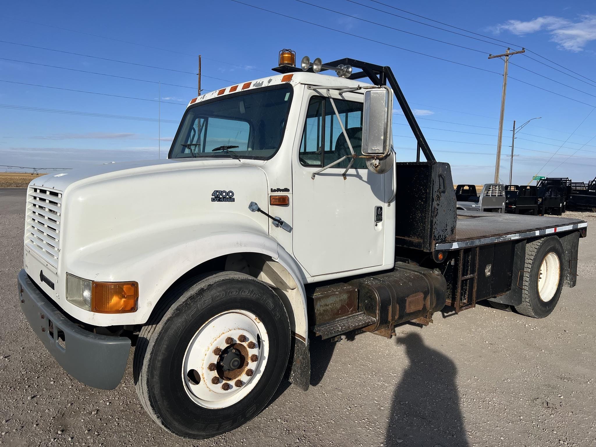 2000 International 4700 Equipment Image0