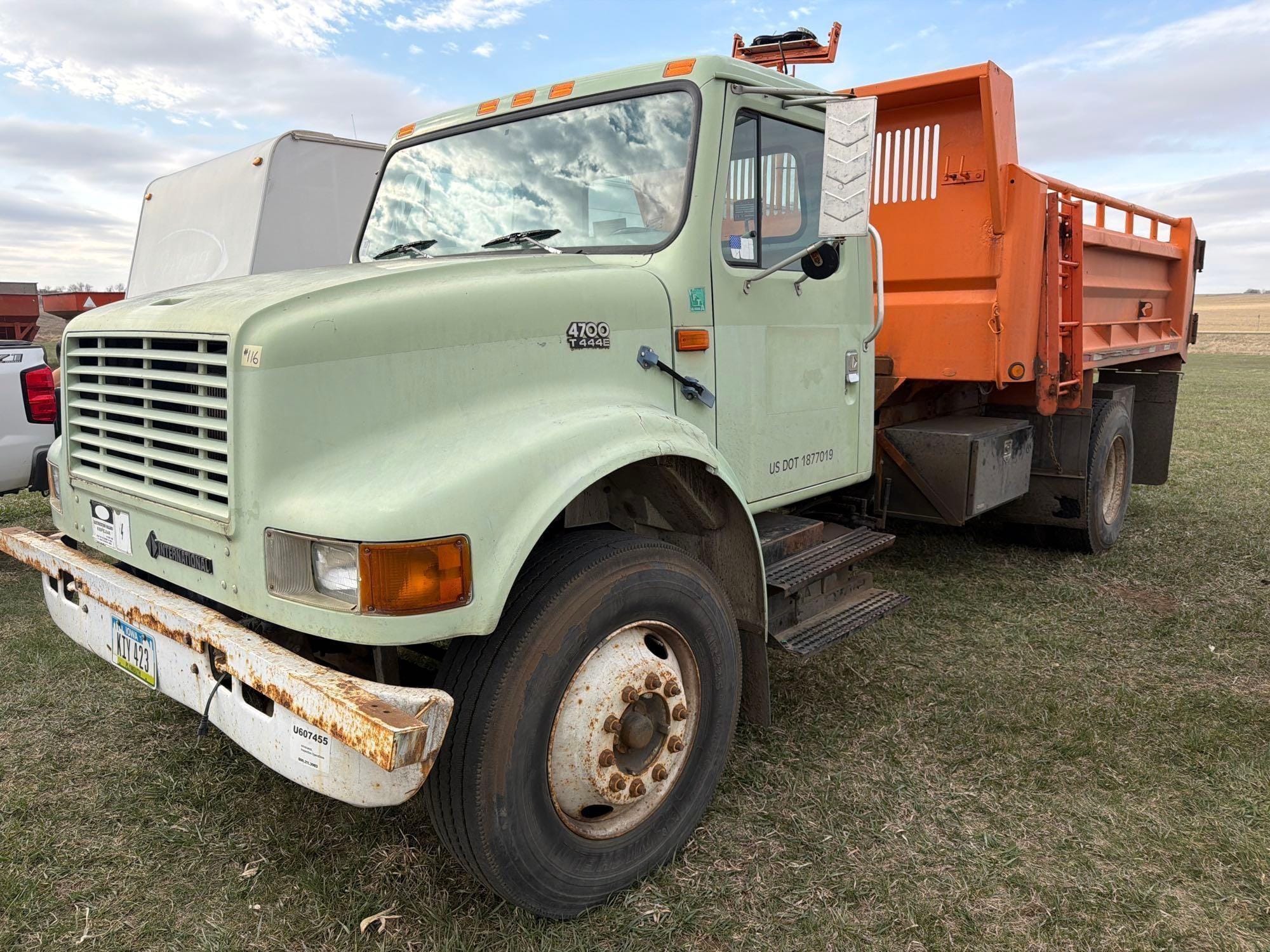 2000 International 4700 Equipment Image0