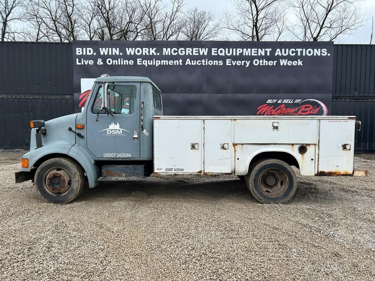 2000 International 4700 Equipment Image0