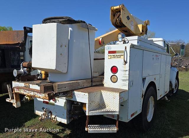 Image of International 4700 equipment image 4
