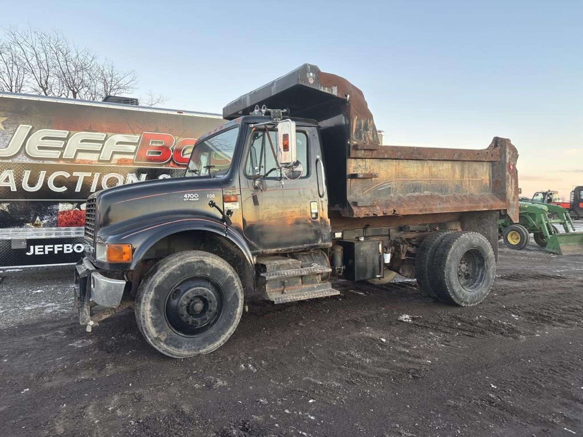 2000 International 4700 Equipment Image0