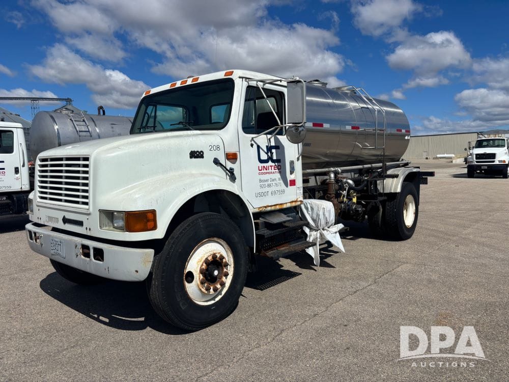 2000 International 4700 Equipment Image0