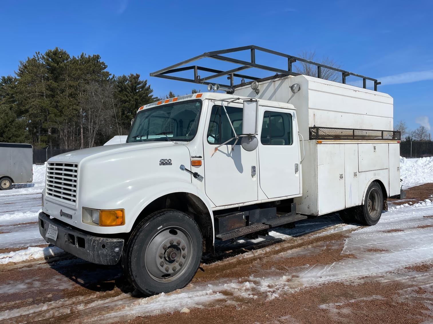 2000 International 4700 Equipment Image0