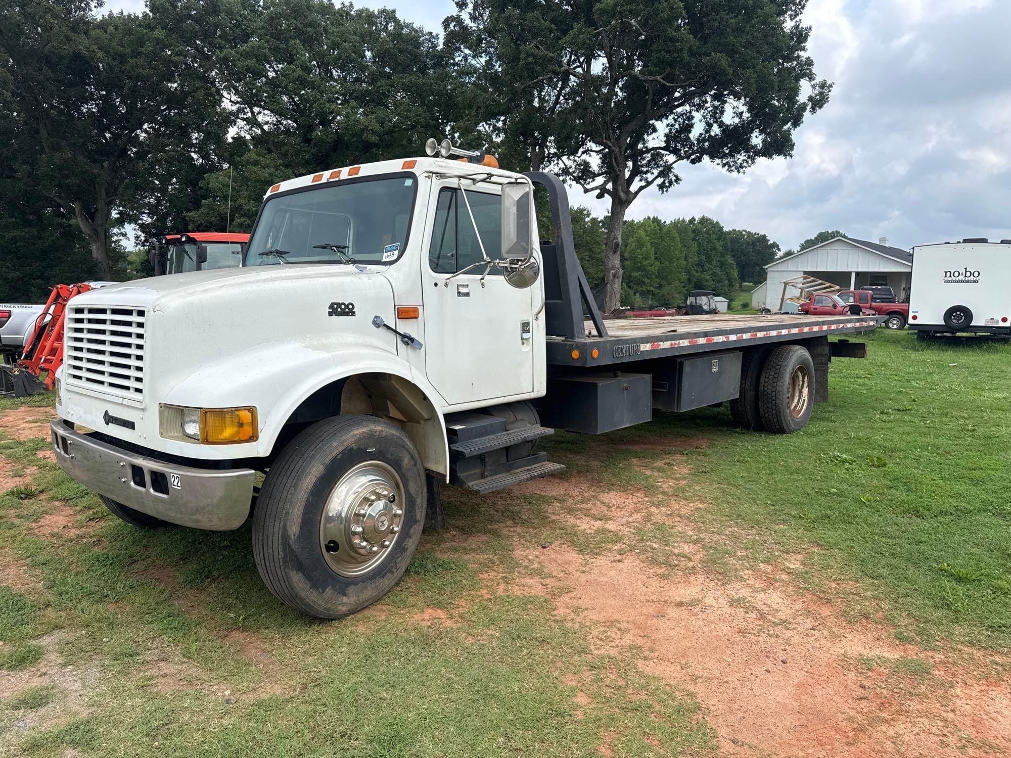 2000 International 4700 Equipment Image0