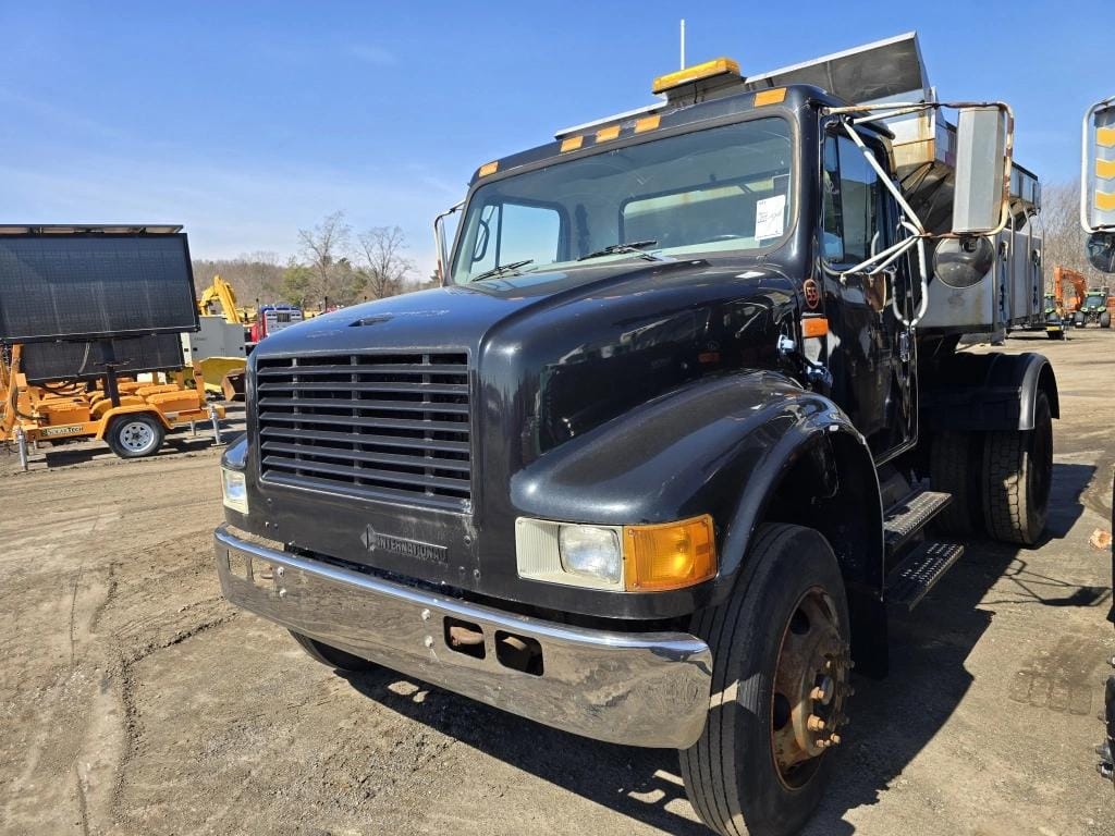 2000 International 4700 Equipment Image0