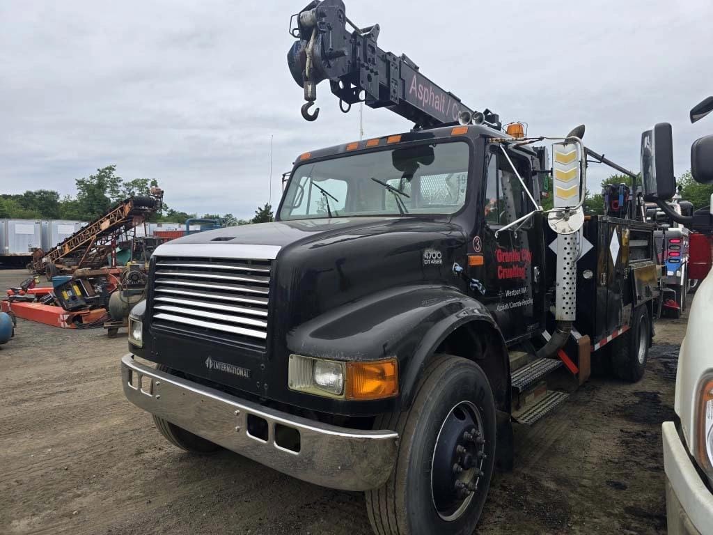 2000 International 4700 Equipment Image0