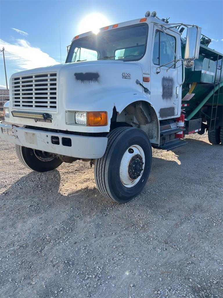 2000 International 4800 Equipment Image0