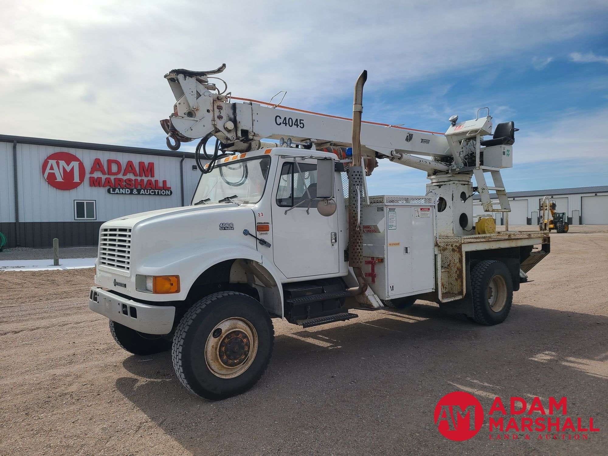 2000 International 4800 Equipment Image0