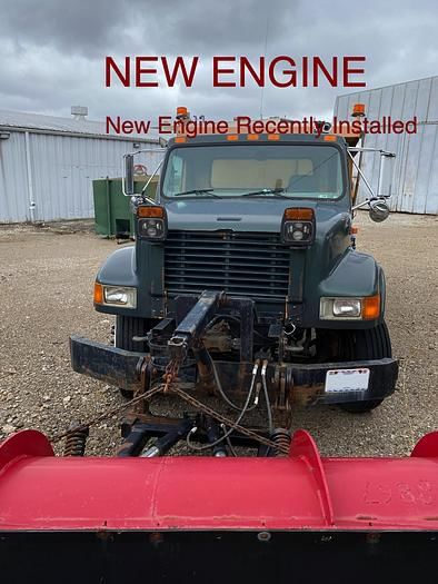 2000 International 4900 Equipment Image0