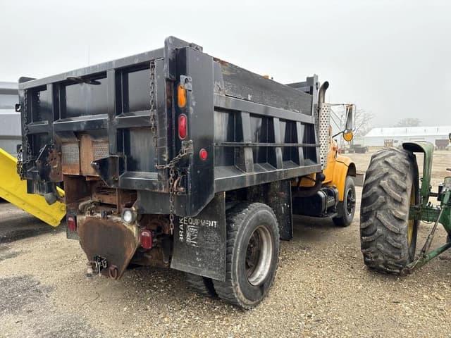 Image of International 4900 equipment image 3