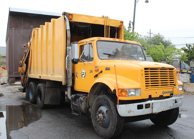 Image of International 4900 equipment image 4