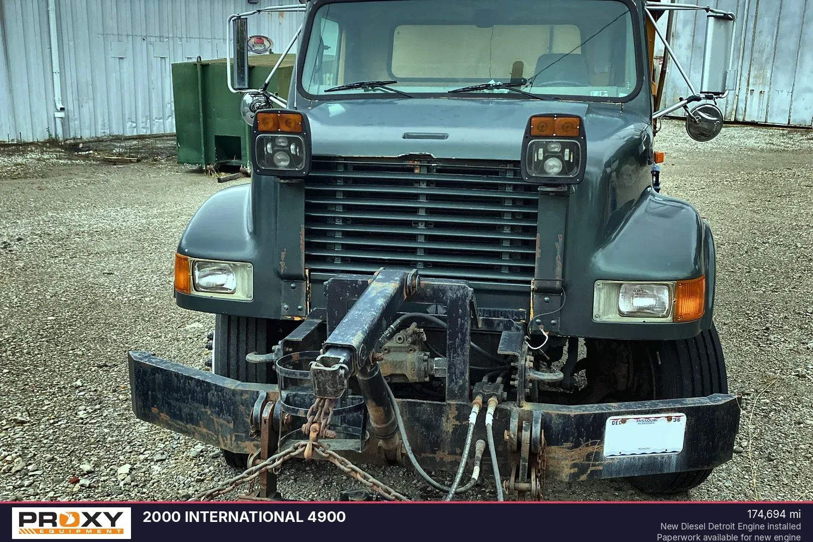 2000 International 4900 Equipment Image0