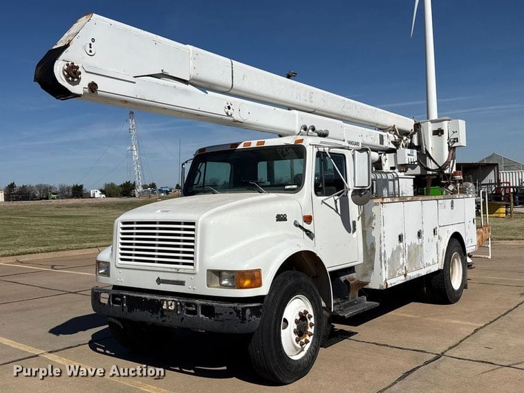 2000 International 4900 Equipment Image0