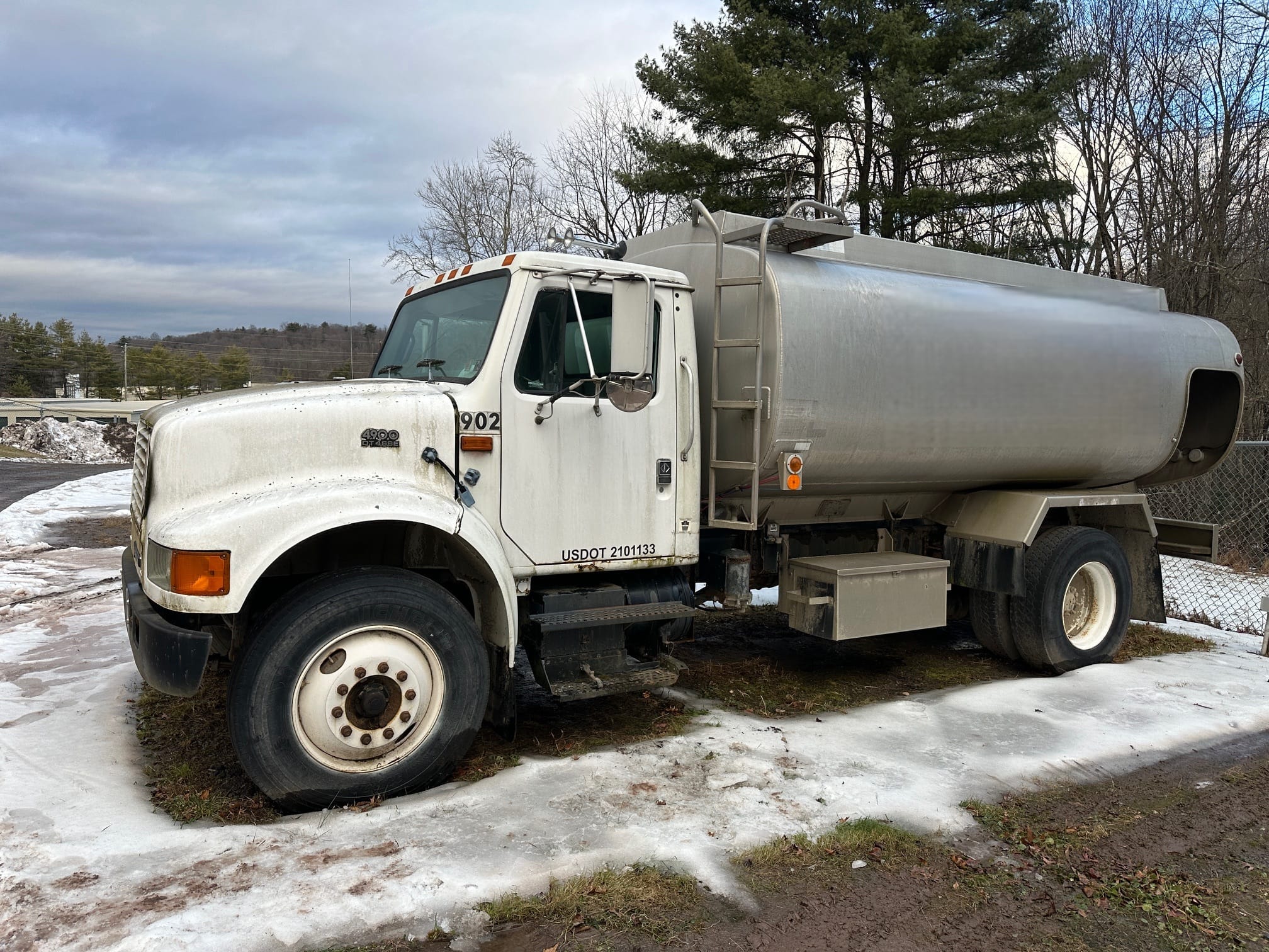 2000 International 4900 Equipment Image0