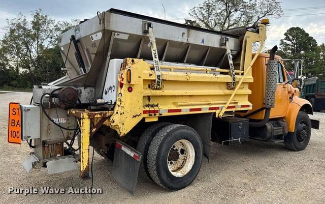 Image of International 4900 equipment image 4