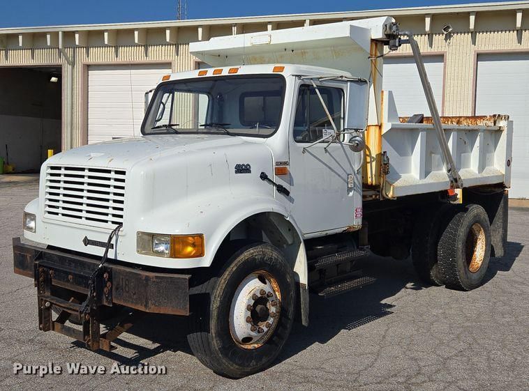 2000 International 4900 Equipment Image0