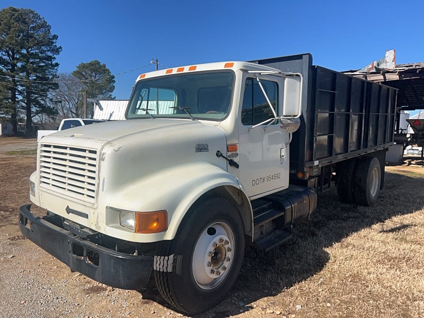 2000 International 4900 Equipment Image0