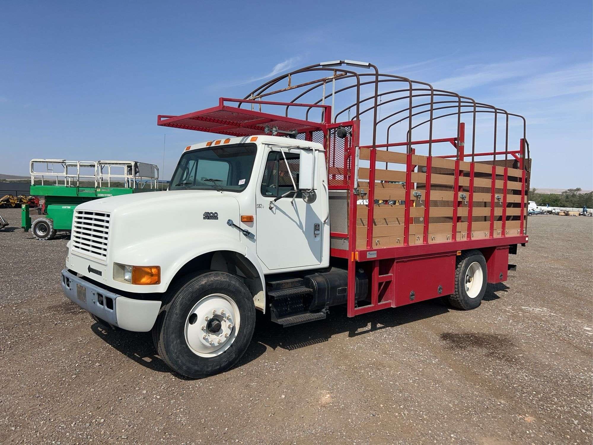 2000 International 4900 Equipment Image0