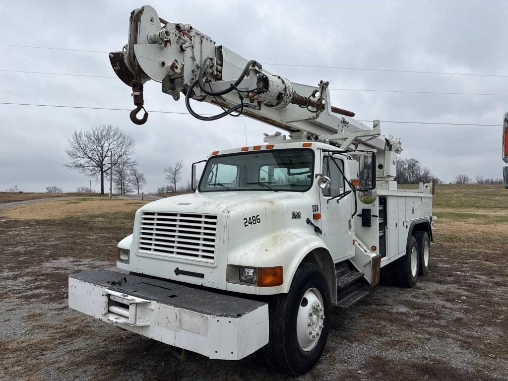 2000 International 4900 Equipment Image0