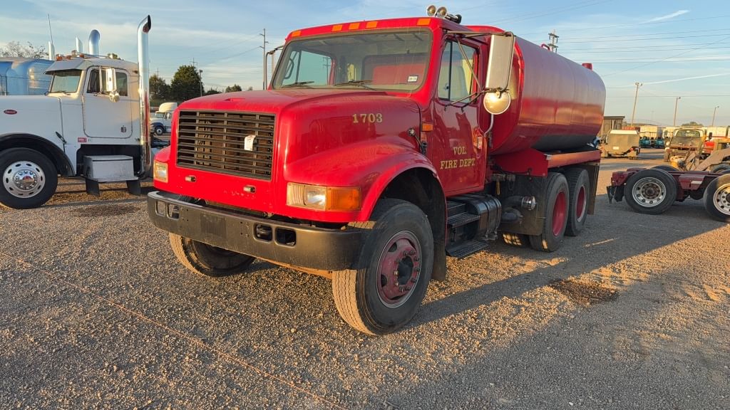 2000 International 4900 Equipment Image0