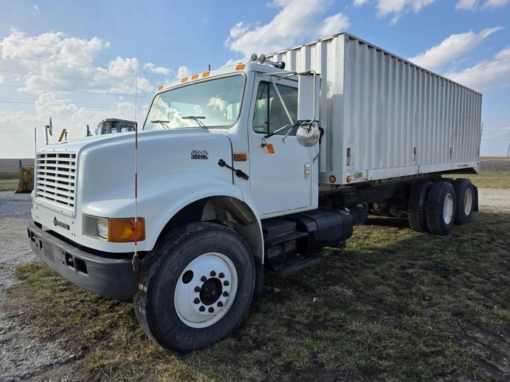 2000 International 4900 Equipment Image0