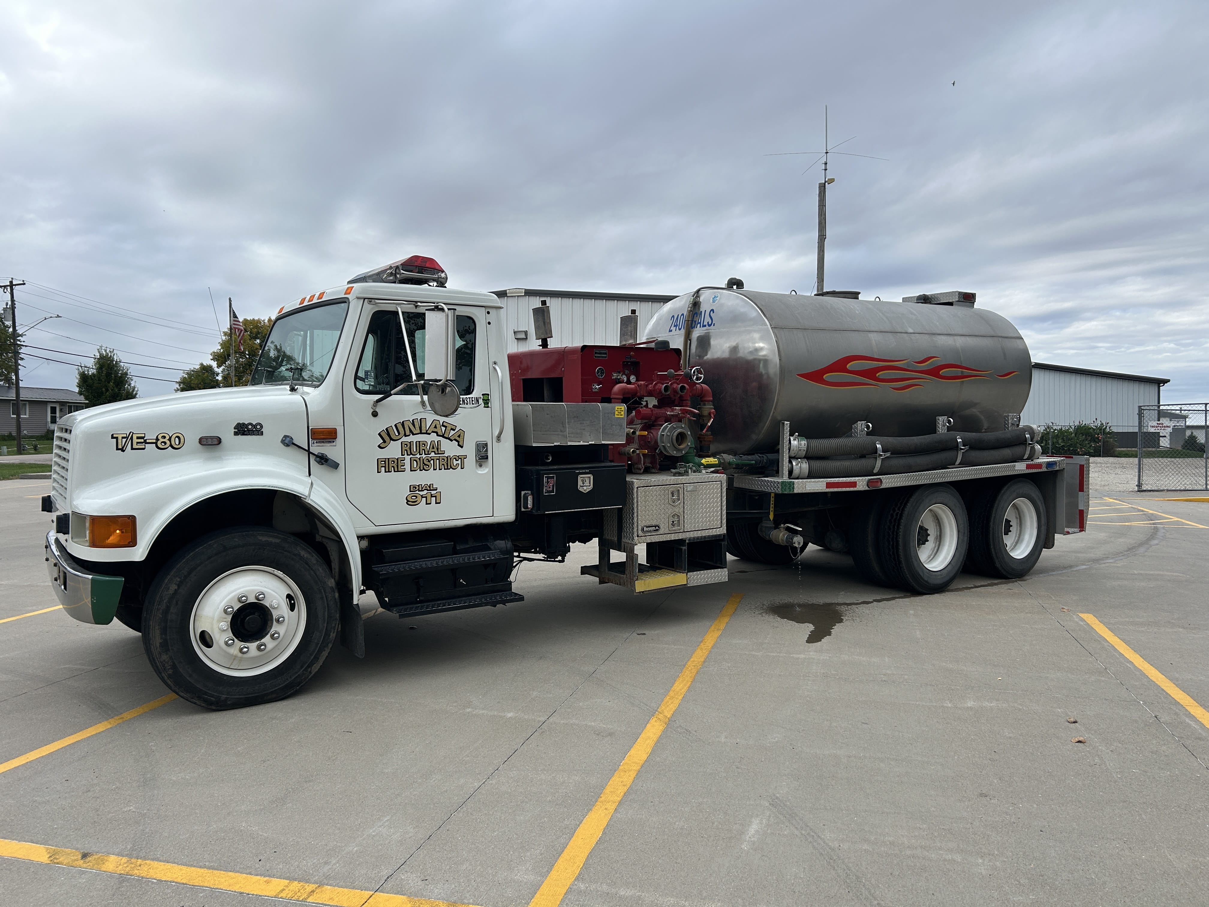 2000 International 4900 Equipment Image0