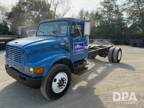 2000 International 4900 Equipment Image0